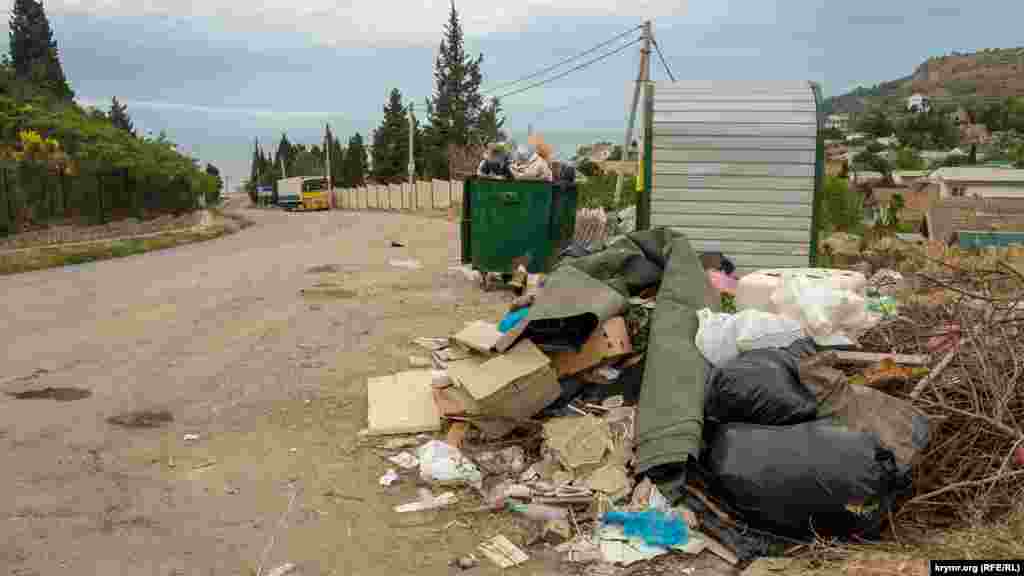 Біля дороги Алушта &ndash; Судак, на виїзді з села в напрямку Морського