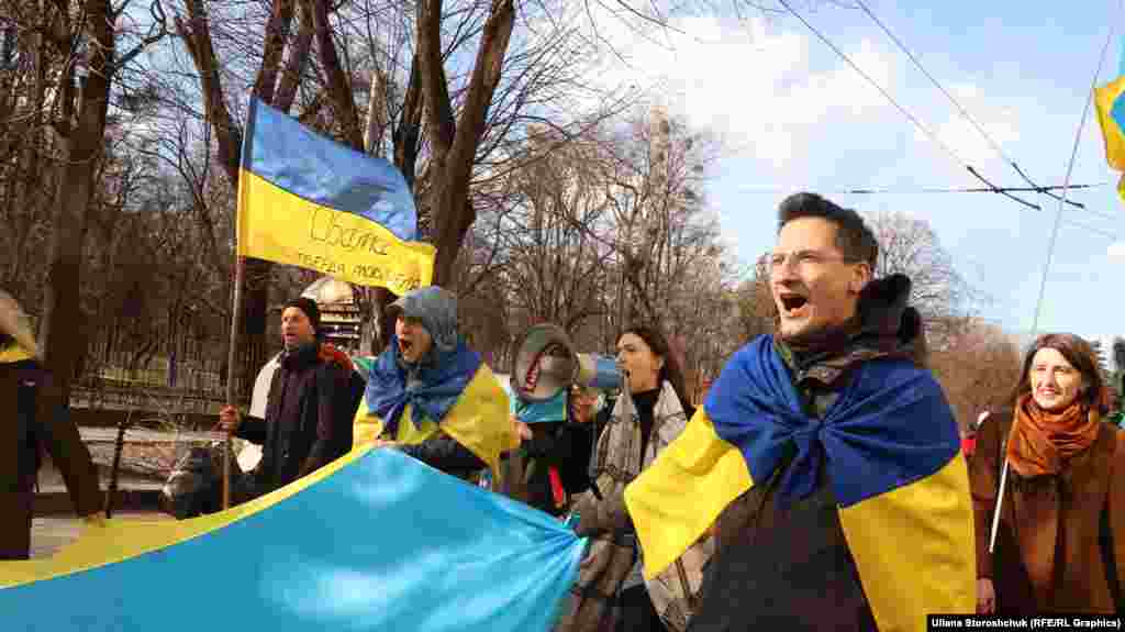 Львів&rsquo;яни мали з собою патріотичні плакати з надписами: &laquo;Українці чинитимуть опір&raquo;, &laquo;Герої не вмирають&raquo;, &laquo;Україна &ndash; це простір нашого майбутнього&raquo; тощо